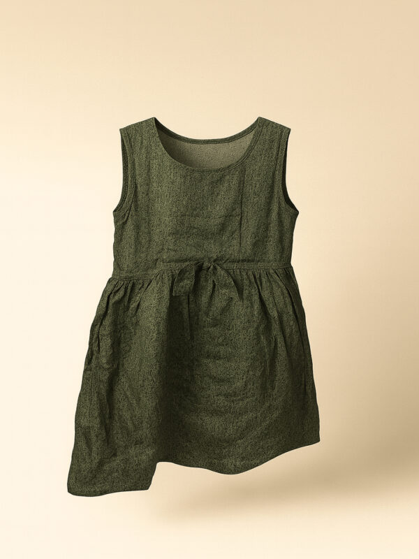 Girls green sleeveless frock - Image 4